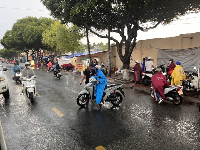 CLIP: Hiện trường nhiều người ngã xe trong cơn mưa trên đường phố Biên Hòa- Ảnh 5.