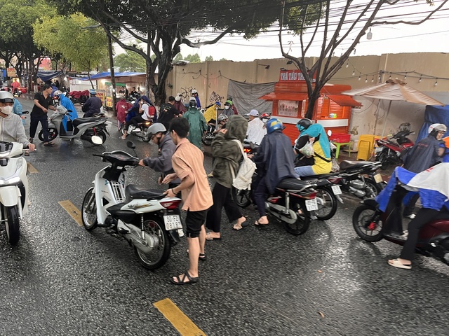 CLIP: Hiện trường nhiều người ngã xe trong cơn mưa trên đường phố Biên Hòa- Ảnh 6.