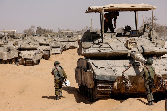 Các phương tiện quân sự của Israel gần biên giới Israel - Gaza hôm 5-5. Ảnh: Reuters