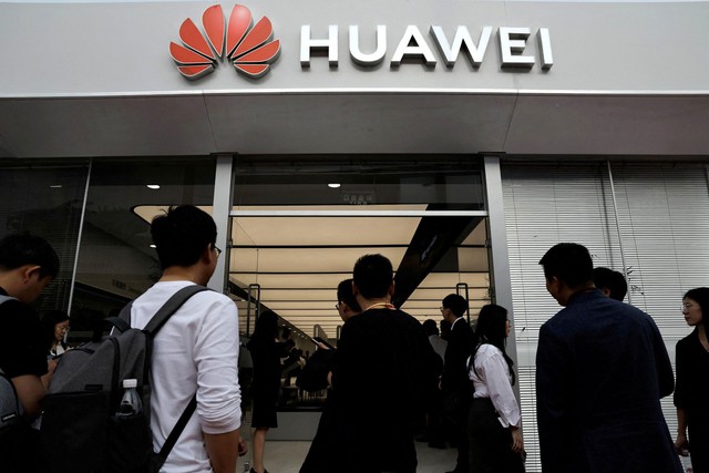 Khách tham quan gian hàng của Huawei tại một triển lãm ở thủ đô Bắc Kinh - Trung Quốc hôm 25-4 Ảnh: REUTERS