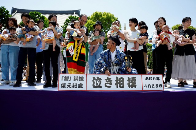 Cha mẹ và con cái tại một cuộc thi ở thủ đô Tokyo - Nhật Bản hôm 28-4 Ảnh: REUTERS