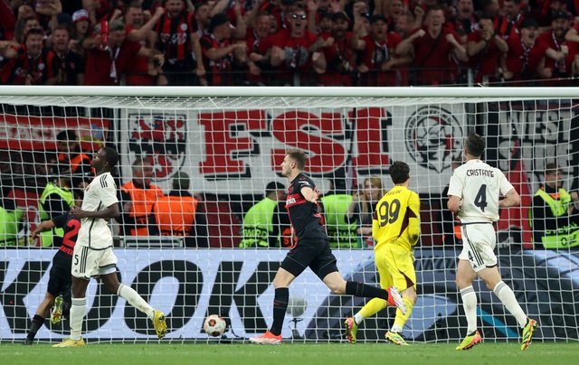 Josip Stanisic ghi bàn gỡ hòa 2-2 cho Leverkusen phút 90+7