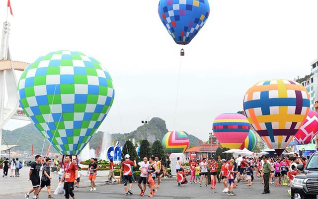 Bay khinh khí cầu miễn phí tại Lễ hội Hoa Phượng đỏ 2024- Ảnh 1.