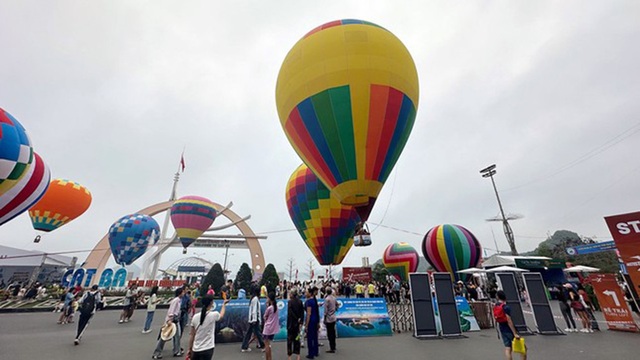 Bay khinh khí cầu miễn phí tại Lễ hội Hoa Phượng đỏ 2024- Ảnh 2.