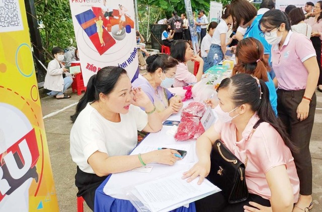 Người lao động tham gia sàn giao dịch việc làm do Trung tâm Dịch vụ Việc làm  TP HCM tổ chức
