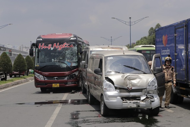 TP HCM: Tai nạn ô tô liên hoàn trên đường Trường Chinh- Ảnh 1.