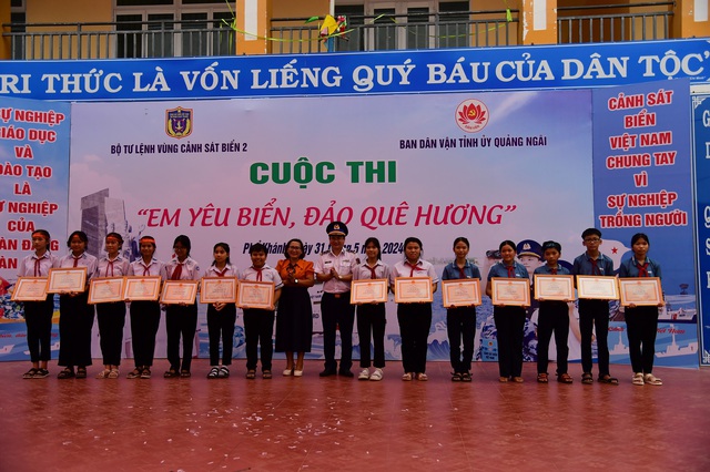 Vùng Cảnh sát biển 2 tổ chức Chương trình "Cảnh sát biển đồng hành với ngư dân" tại Quảng Ngãi- Ảnh 4.