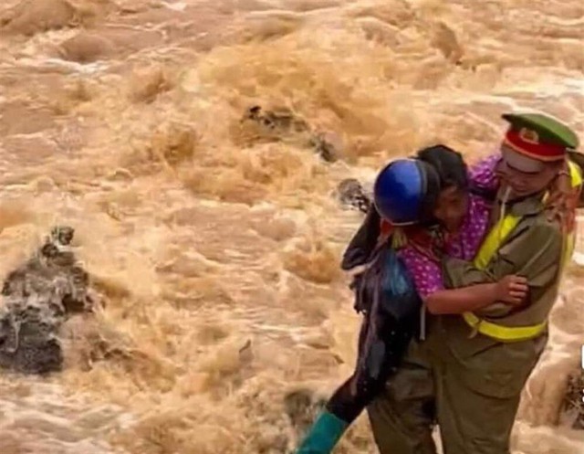 Bộ trưởng Lương Tam Quang biểu dương thượng úy công an dũng cảm cứu dân trong dòng nước lũ- Ảnh 1.