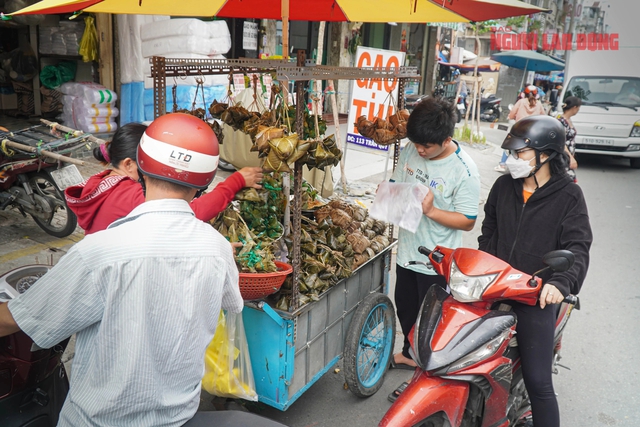 Chen chúc mua trái cây, bánh ú, thịt quay... cúng Tết Đoan Ngọ- Ảnh 6.