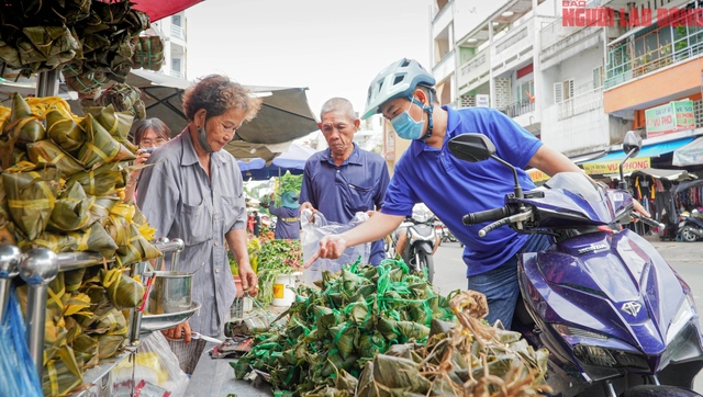 Chen chúc mua trái cây, bánh ú, thịt quay... cúng Tết Đoan Ngọ- Ảnh 7.