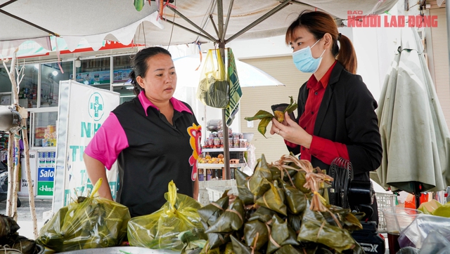 Chen chúc mua trái cây, bánh ú, thịt quay... cúng Tết Đoan Ngọ- Ảnh 9.