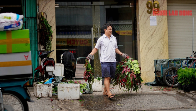 Chen chúc mua trái cây, bánh ú, thịt quay... cúng Tết Đoan Ngọ- Ảnh 14.