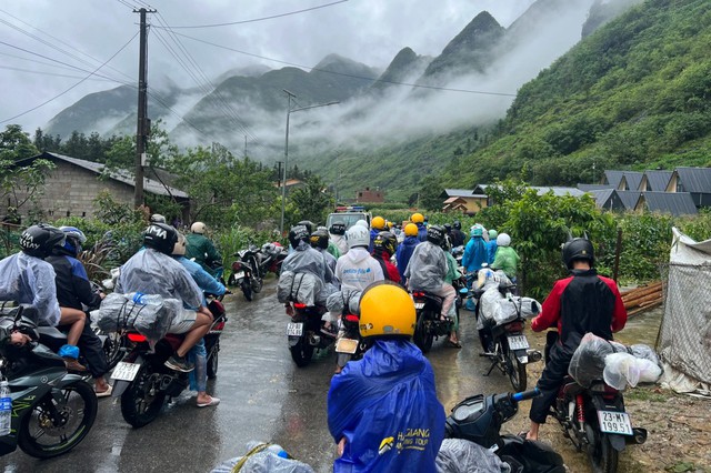 Giải cứu 400 du khách nước ngoài "đi phượt" mắc kẹt ở Đồng Văn do mưa lũ- Ảnh 1.