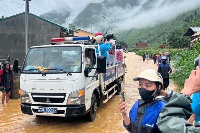Giải cứu 400 du khách nước ngoài "đi phượt" mắc kẹt ở Đồng Văn do mưa lũ- Ảnh 2.