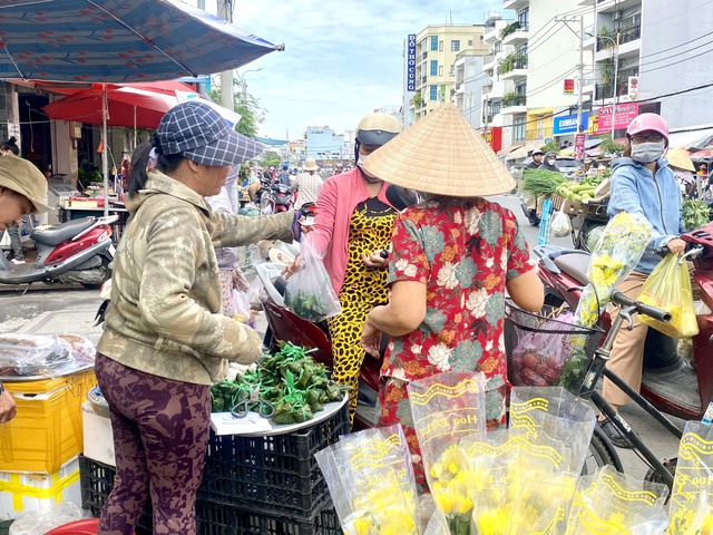 Chen chúc mua trái cây, bánh ú, thịt quay... cúng Tết Đoan Ngọ- Ảnh 2.