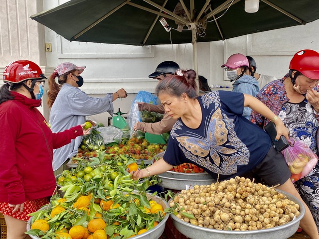 Chen chúc mua trái cây, bánh ú, thịt quay... cúng Tết Đoan Ngọ- Ảnh 1.