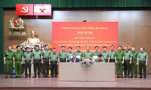 Chủ tịch nước Tô Lâm bàn giao chức năng, nhiệm vụ Bộ trưởng Bộ Công an- Ảnh 1.