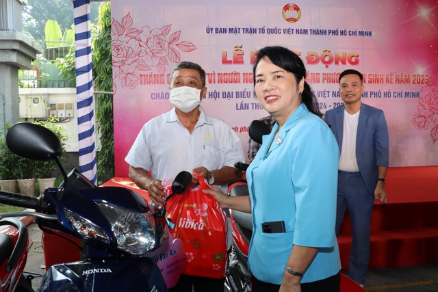 Lãnh đạo TP HCM tặng quà và trao phương tiện sinh kế cho người dân có hoàn cảnh khó khănẢnh: Thiện An