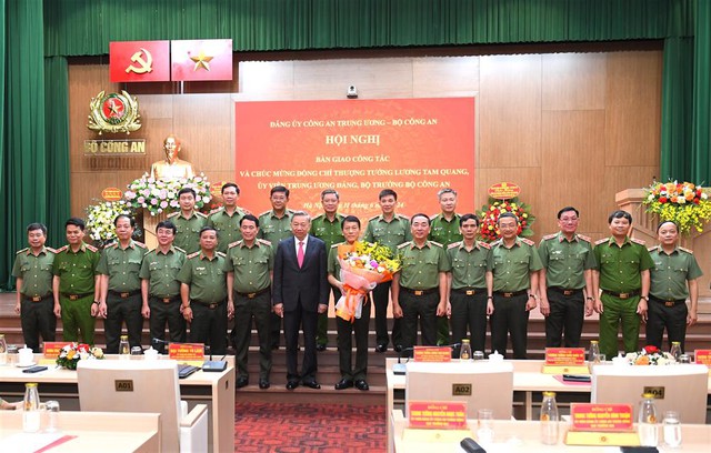 Chủ tịch nước Tô Lâm bàn giao chức năng, nhiệm vụ Bộ trưởng Bộ Công an- Ảnh 4.
