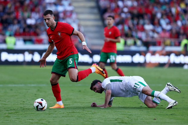 Ronaldo lập kỷ lục ghi bàn, Bồ Đào Nha thắng tưng bừng Ireland- Ảnh 2.