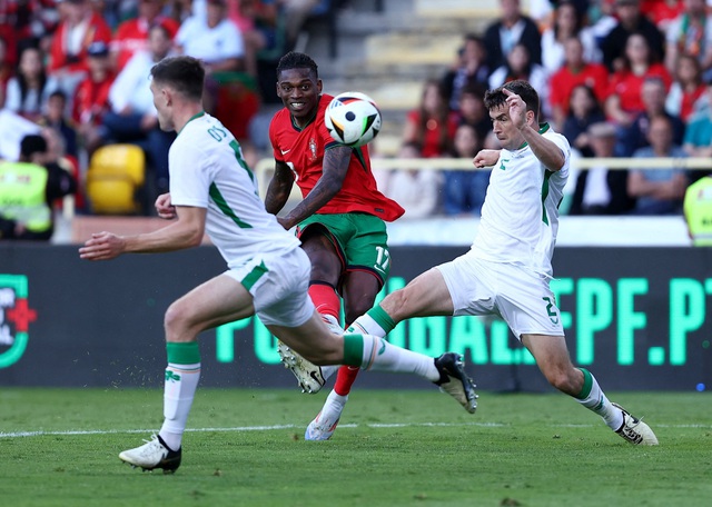 Ronaldo lập kỷ lục ghi bàn, Bồ Đào Nha thắng tưng bừng Ireland- Ảnh 4.
