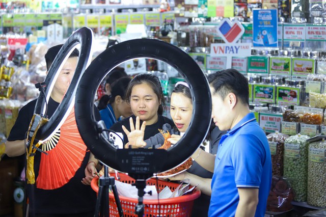 TikToker livestream bán hàng tại chợ Bến Thành trong một sự kiện diễn ra hồi đầu năm 2024 Ảnh: HOÀNG TRIỀU