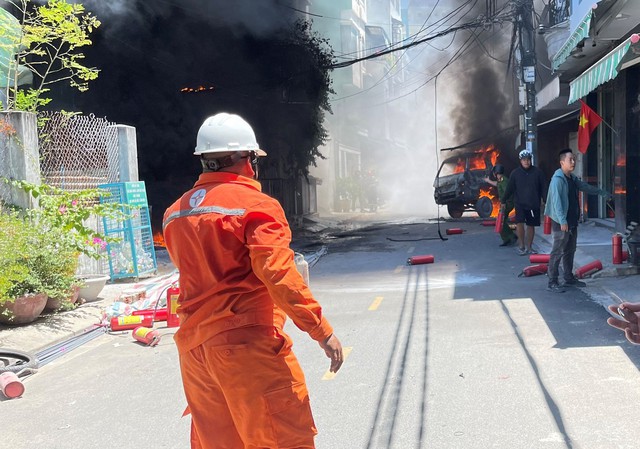 Cháy liên hoàn tại trung tâm Đà Nẵng, cả khu phố nháo nhào- Ảnh 2.