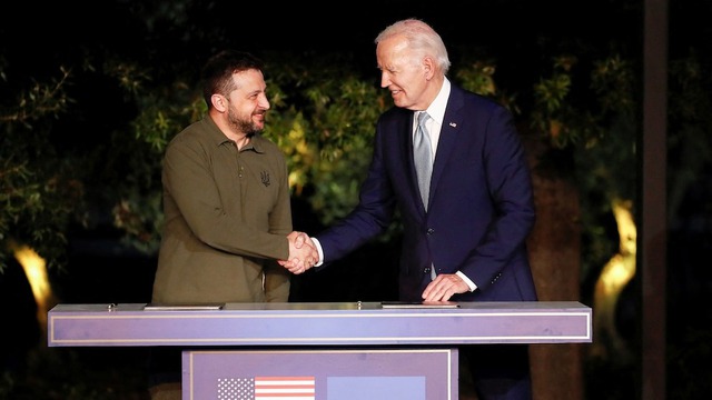 Tổng thống Mỹ Joe Biden và Tổng thống Ukraine Volodymyr Zelensky bên lề hội nghị G7 ở Ý hôm 13-6. Ảnh: Reuters