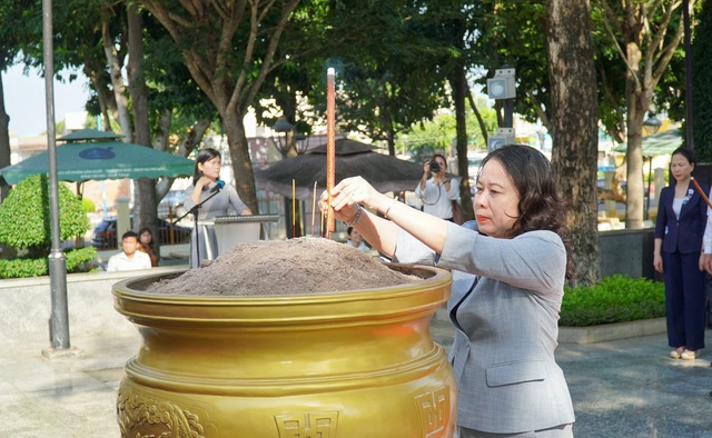 Phó Chủ tịch nước Võ Thị Ánh Xuân tặng quà gia đình có công, trẻ em có hoàn cảnh khó khăn- Ảnh 1.