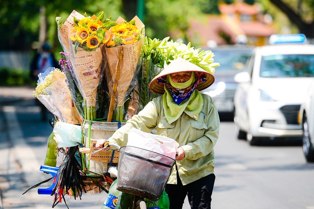 Bắc Bộ đón mưa lớn, Trung Bộ nắng nóng đặc biệt gay gắt kéo dài- Ảnh 1.