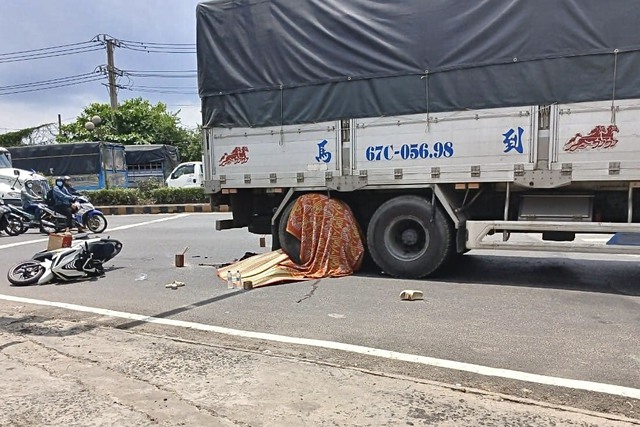 Tai nạn nghiêm trọng ngay cổng khu công nghiệp Sóng Thần- Ảnh 1.