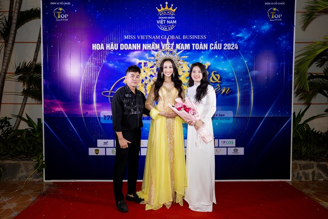Hoa hậu Đoàn Hồng Trang diện bộ dạ hội đấu giá gần 200 triệu cho chương trình từ thiện- Ảnh 1.
