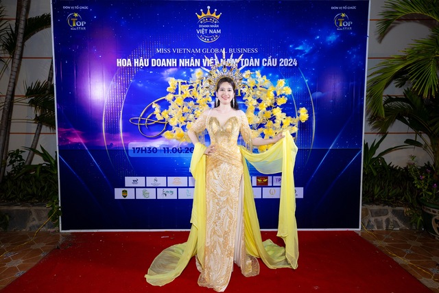 Hoa hậu Đoàn Hồng Trang diện bộ dạ hội đấu giá gần 200 triệu cho chương trình từ thiện- Ảnh 2.