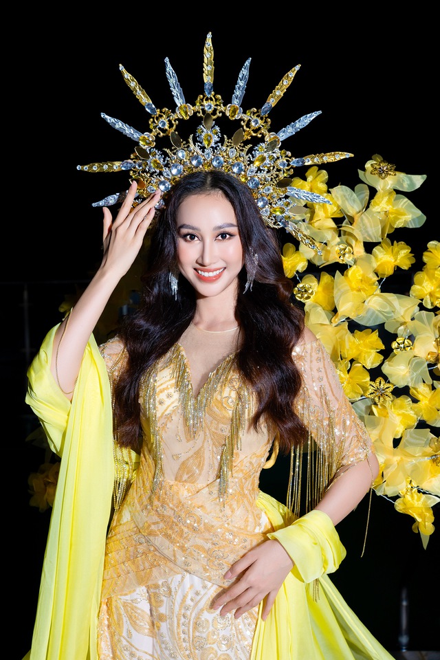 Hoa hậu Đoàn Hồng Trang diện bộ dạ hội đấu giá gần 200 triệu cho chương trình từ thiện- Ảnh 4.