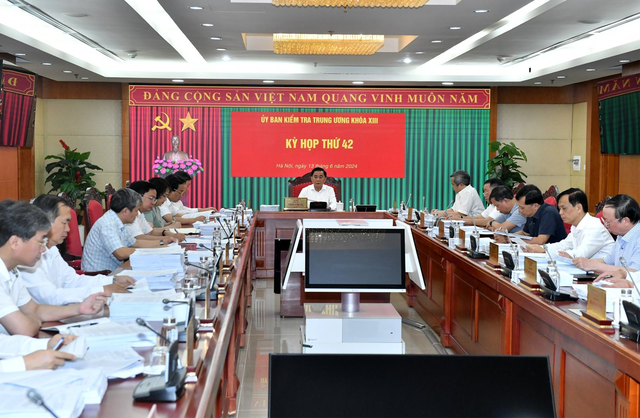 Kỷ luật cảnh cáo 4 nguyên chủ tịch tỉnh Ninh Thuận, Bình Dương, Long An và Bà Rịa-Vũng Tàu- Ảnh 1.