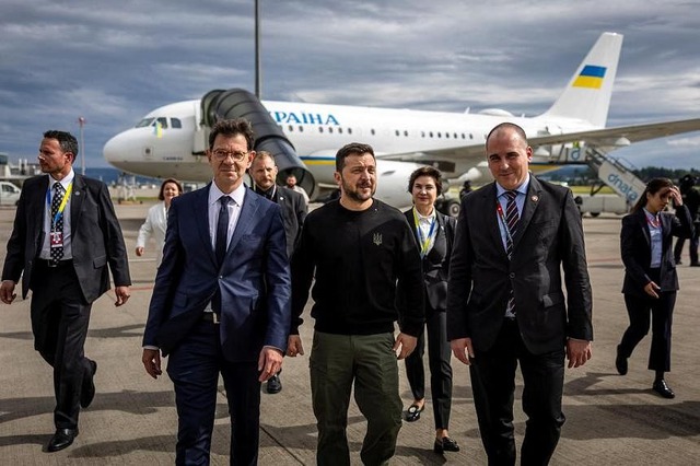 Tổng thống Ukraine Volodymyr Zelensky (giữa) đến Thụy Sĩ, nơi tổ chức hội nghị thượng đỉnh vào ngày 15 và 16-6. Ảnh: REUTERS