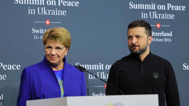 Tổng thống Thụy Sĩ Viola Amherd và Tổng thống Ukraine Volodymyr Zelenskyy phát biểu trước giới truyền thông Ukraine tại khu nghỉ dưỡng Buergenstock ngày 15-6. Ảnh: REUTERS
