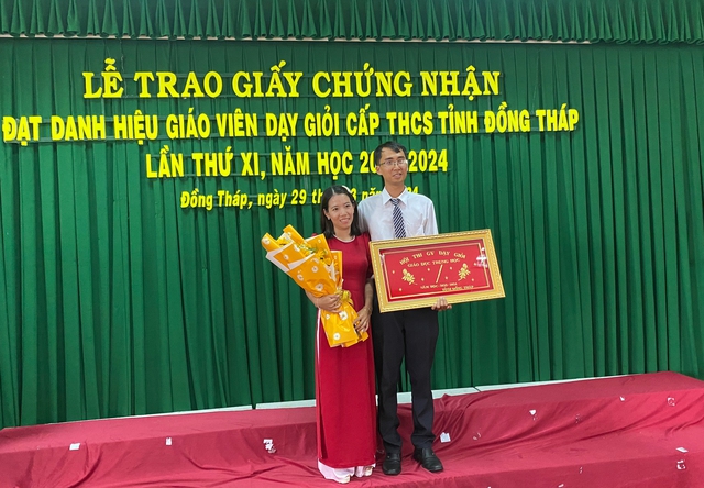 Cuộc thi Người thầy kính yêu: Vợ chồng cùng đoạt giải giáo viên dạy giỏi - Ảnh 1.