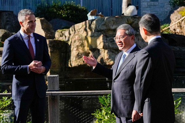 Thủ tướng Trung Quốc Lý Cường (giữa) tại Vườn thú Adelaide ở TP Adelaide - Úc ngày 16-6 Ảnh: REUTERS