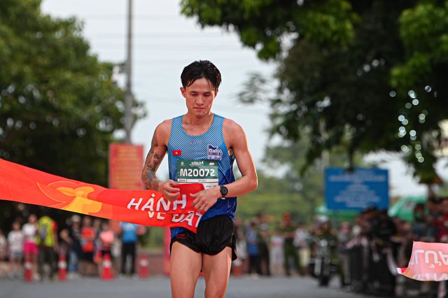 Hai vận động viên đội tuyển điền kinh Việt Nam về nhất giải chạy ở Quảng Trị- Ảnh 2.