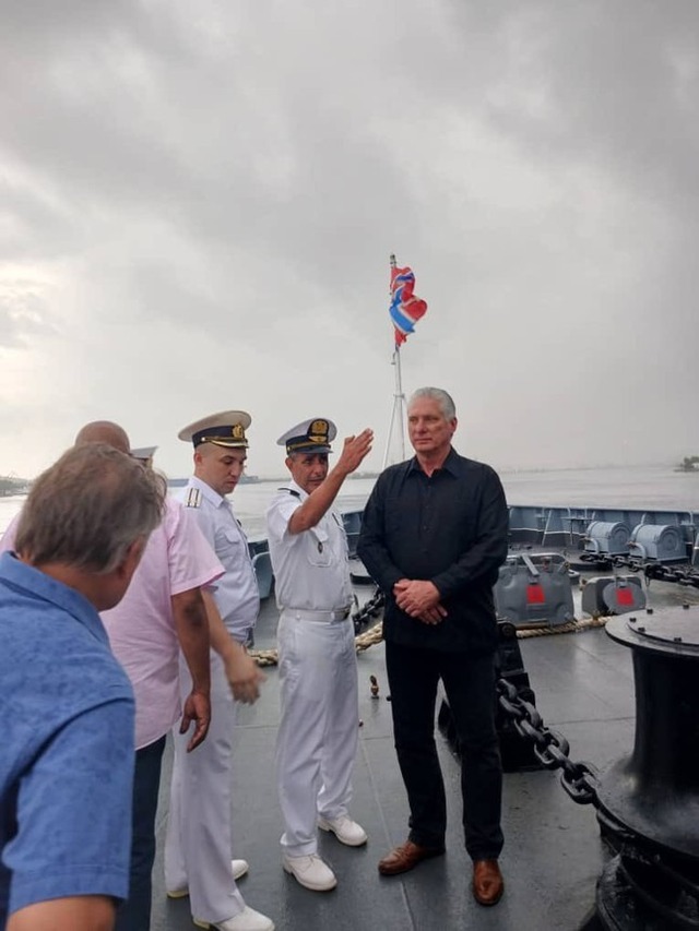 Chủ tịch Cuba lên thăm tàu chiến Nga- Ảnh 1.