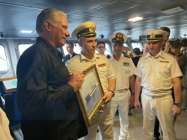 Chủ tịch Cuba lên thăm tàu chiến Nga- Ảnh 2.