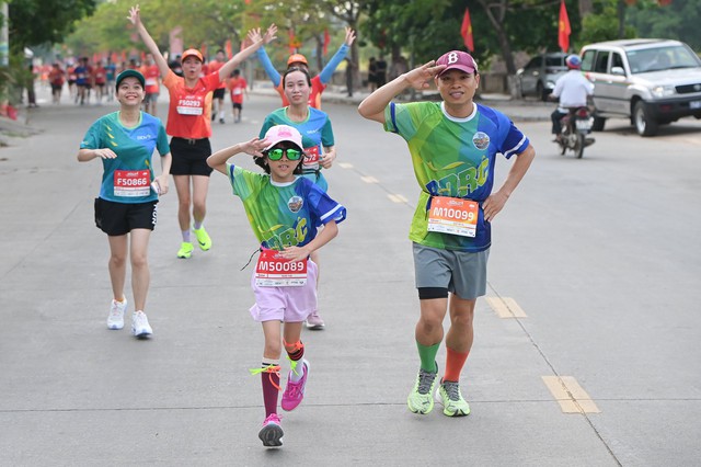 Hai vận động viên đội tuyển điền kinh Việt Nam về nhất giải chạy ở Quảng Trị- Ảnh 1.