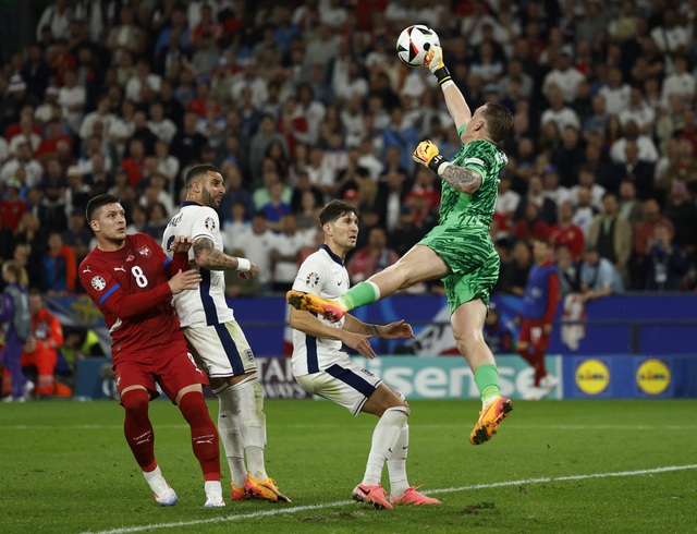 Euro 2024: Tuyển Anh thắng nhọc, thủ môn Pickford sánh ngang huyền thoại- Ảnh 2.