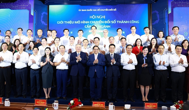 Thủ tướng Phạm Minh Chính với các đại biểu dự hội nghị giới thiệu mô hình chuyển đổi số thành công cấp bộ, ngành  Ảnh: TTXVN