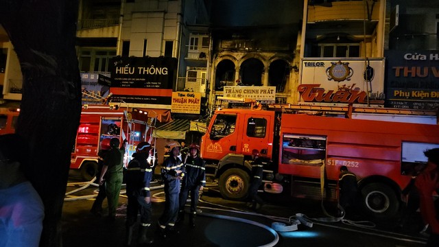 Cháy lớn tại cửa hàng giấy gần chợ Kim Biên- Ảnh 1.