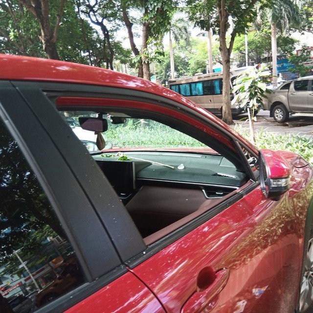 Gần chục xe ôtô để ở khu đô thị bị đập kính- Ảnh 1.