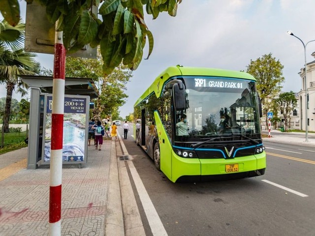 Hệ thống xe buýt điện VinBus di chuyển tiện lợi, kết nối với hàng trăm điểm đến tại trung tâm TP HCM giúp cư dân &quot;quên&quot; luôn khoảng cách