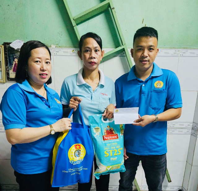 Cán bộ Công đoàn Công ty TNHH Long Rich Việt Nam (KCX Linh Trung II, TP Thủ Đức, TP HCM), đến thăm công nhân ở trọ có hoàn cảnh khó khăn Ảnh: HỒNG ĐÀO