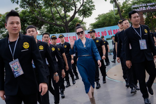 Hoa hậu Bùi Thị Hà được 100 vệ sĩ bảo vệ tại MMA Rising Legend- Ảnh 1.